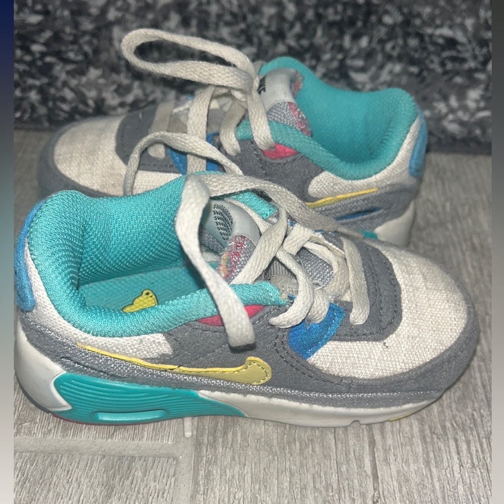 Babys nike shoes size 7c